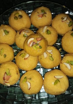 बेसन के लड्डू (besan ke laddu recipe in Hindi) रेसिपी मुख्य फोटो