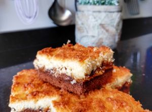 Una foto de Cuadrados de dulce de leche, choco y coco con masa de 🍫