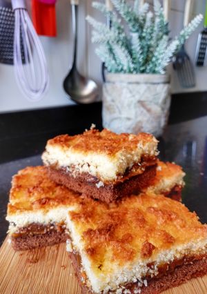 Una foto de Cuadrados de dulce de leche, choco y coco con masa de 🍫