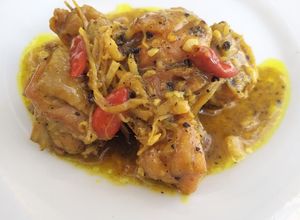 Hình của món Gà kho nghệ.