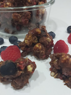 Una foto de Crocanti de chocolate, con frutos rojos y frutos secos