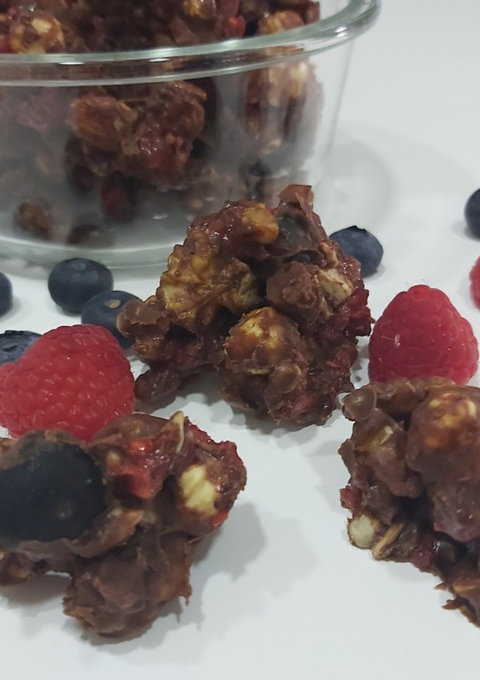 Una foto de Crocanti de chocolate, con frutos rojos y frutos secos