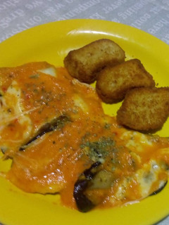 Una foto de Berenjenas con salsa y queso