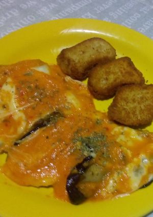 Una foto de Berenjenas con salsa y queso