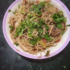 A picture of Burmese chicken noodles.