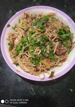 A picture of Burmese chicken noodles.