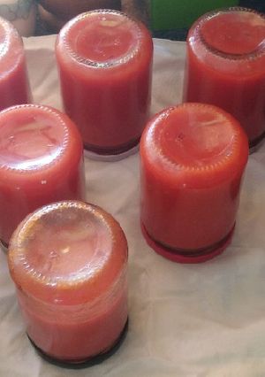 Una foto de Salsa de tomate 100% casera, conserva