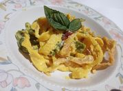 Una foto di pasta con pancetta e olive