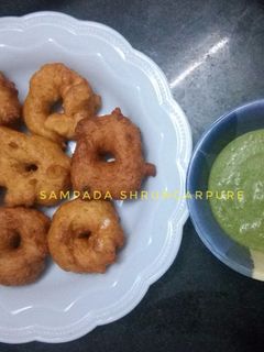 उडीद वडा / मेदू वडा (medu vada recipe in marathi) रेसिपी चे मुख्य फोटो 