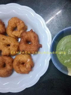 उडीद वडा / मेदू वडा (medu vada recipe in marathi) रेसिपी चे मुख्य फोटो 