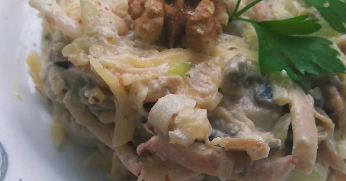 Салат с кальмарами и орешками