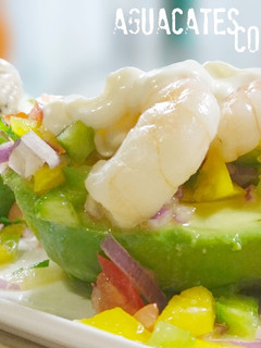 Foto principal de Aguacate con langostinos y pebre chileno