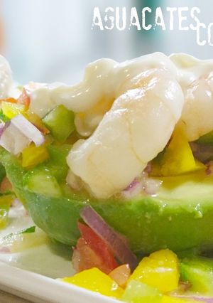Foto principal de Aguacate con langostinos y pebre chileno