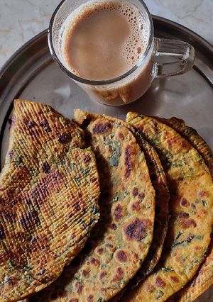 મેથી ના થેપલા (Methi Thepla Recipe In Gujarati) રેસીપી મુખ્ય ફોટો