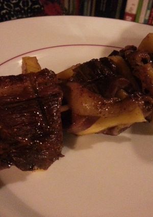 Une photo de Fines tranches de magret de canard IGP / ananas Victoria en brochettes