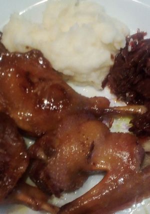 Pecsenye kacsa, párolt vörös káposztával és vajas krumplipürével recept fotója