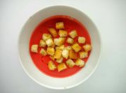 Una foto de salmorejo con guarnición