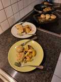 Überbackene Champignons mit panierten Kartoffelschnitzen