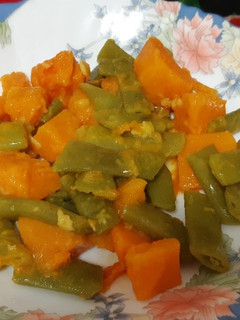 Una foto de Ensalada templada de calabaza y judías verdes con aliño de ajo y mostaza