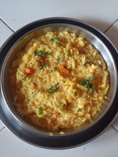 વઘારેલી ખિચડી (Vaghareli Khichdi Recipe In Gujarati) રેસીપી મુખ્ય ફોટો