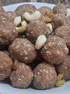 लडडू (Laddu recipe in hindi) रेसिपी मुख्य फोटो