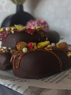 Una foto de Paletas de bizcocho, dulce de leche, coco y chocolate 😍