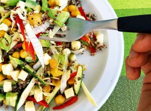 Una foto de Ensalada de Quinoa y Garbanzos con mucho calcio