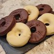 Aros de chocolate blanco y chocolate con leche