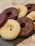 Aros de chocolate blanco y chocolate con leche