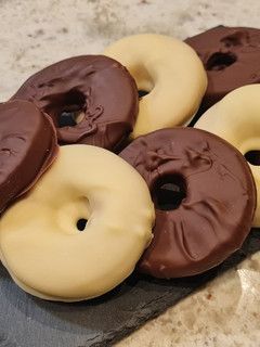 Una foto de Aros de chocolate blanco y chocolate con leche