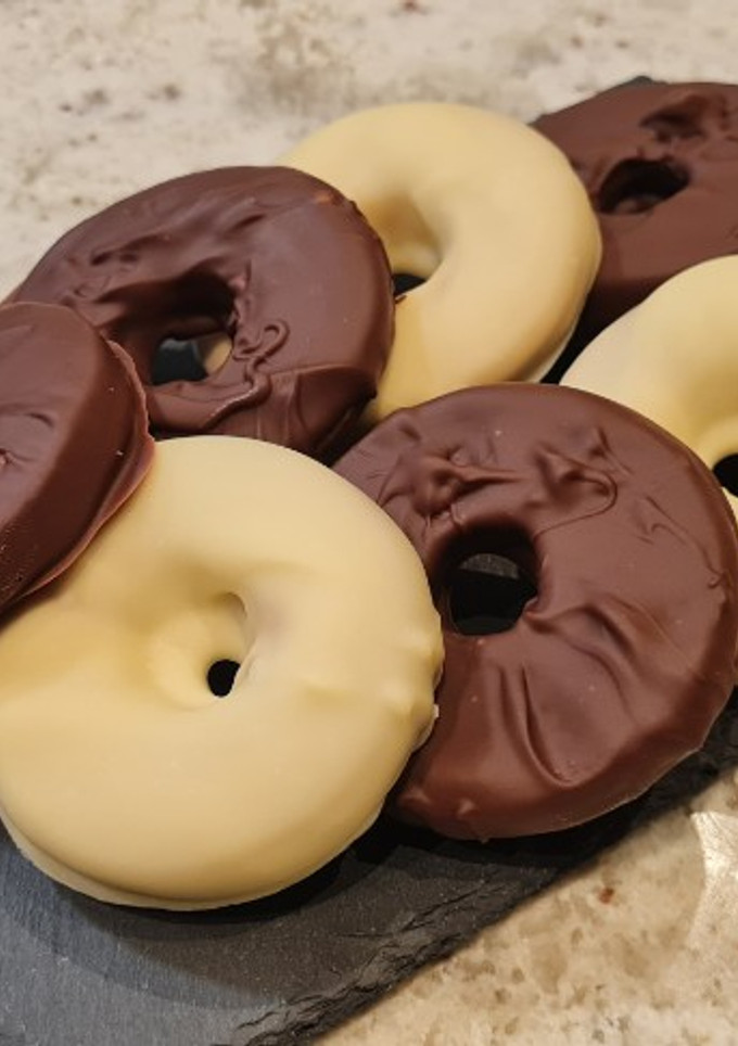 Una foto de Aros de chocolate blanco y chocolate con leche