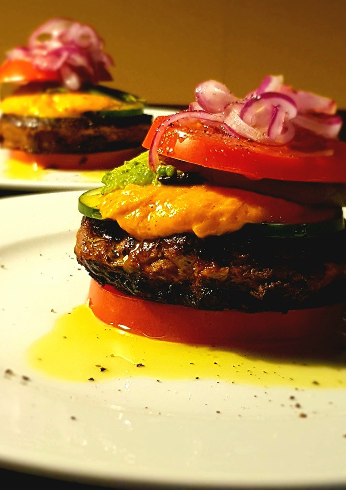 Una foto de Hamburguesas cetogénicas de Jurel con salsa de ají amarillo