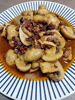 Una foto de Champiñones al ajillo con jamón ibérico