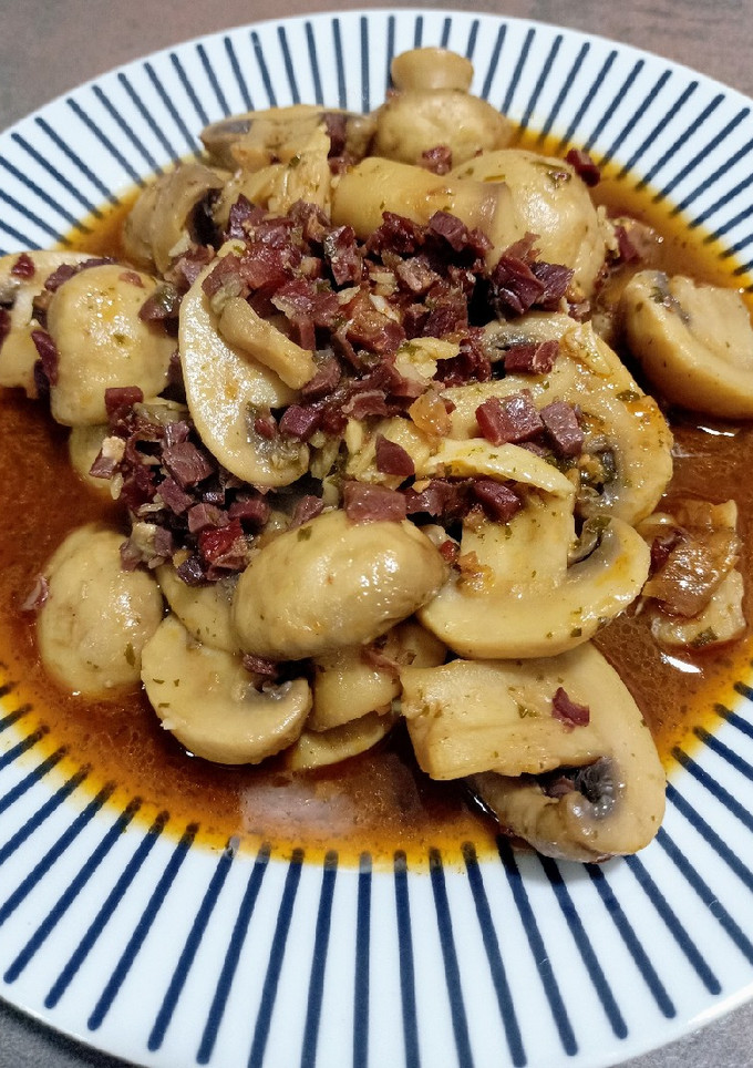 Una foto de Champiñones al ajillo con jamón ibérico