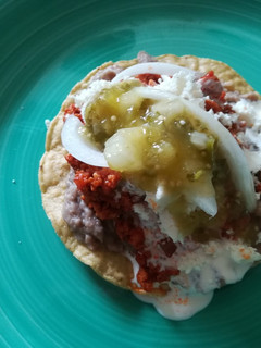 Una foto de Tostadas con carne de pollo molida