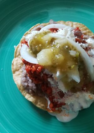 Una foto de Tostadas con carne de pollo molida