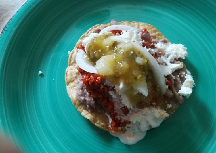 Tostadas con carne de pollo molida