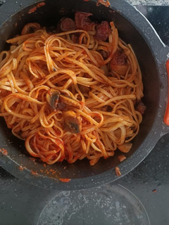 Una foto de Tallarines con chorizo y champiñones