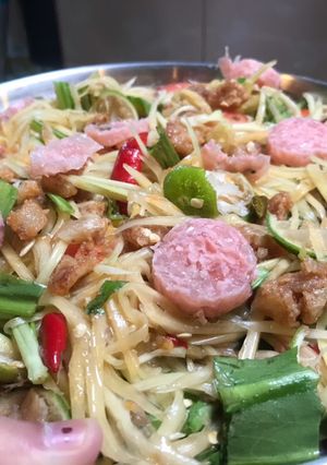รูปของ ส้มตำถาดปูปลาร้าหมูกรอบคลุกแหนม