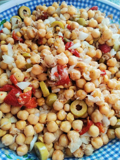 Una foto de Ensalada de garbanzos