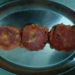 A picture of Beetroot aloo tikki.