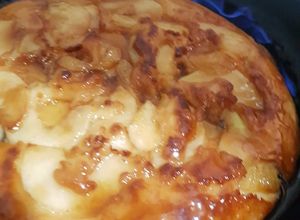 Una foto de Tortilla de manzana quemada al Ron