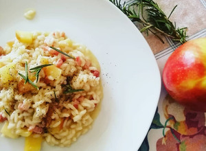 Foto di Risotto con mele Fuji pancetta croccante e rosmarino