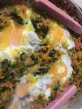 Kale salteado con verduras y huevos estrellados