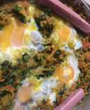 Kale salteado con verduras y huevos estrellados