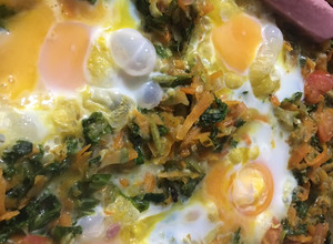 Una foto de Kale salteado con verduras y huevos estrellados