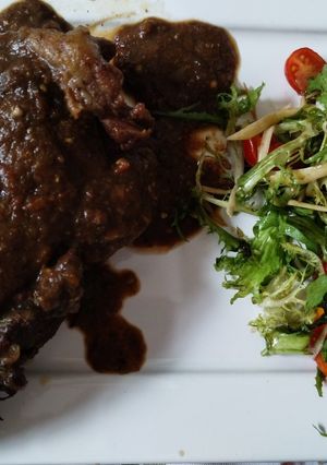 Una foto de Roast beef con salsa de berenjenas en vino tinto 😋