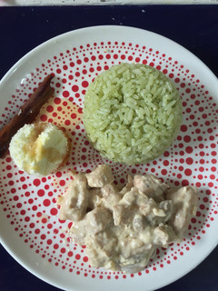 Una foto de Pollo en crema de champiñones y arroz con espinaca