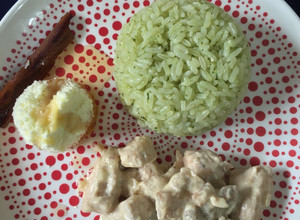 Una foto de Pollo en crema de champiñones y arroz con espinaca