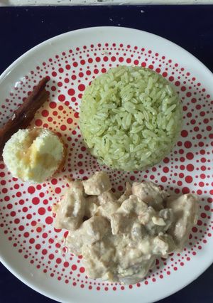 Una foto de Pollo en crema de champiñones y arroz con espinaca